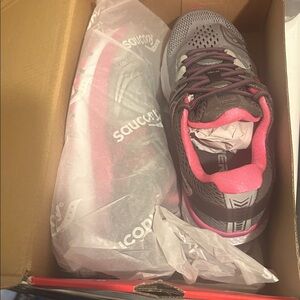 NEW IN BOX Saucony Hurricane ISO 3 gray/pink/white running shoes never worn